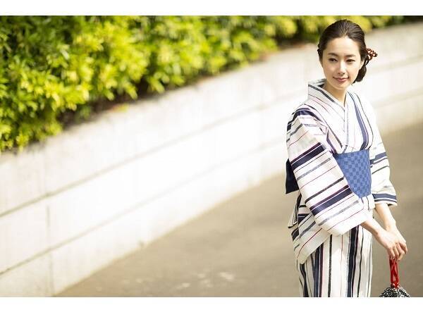 和モダンな柄や伝統モチーフで 粋な日本美人に変身 カジュアルに着られる ユニクロのゆかた が今年も発売 16年7月1日 エキサイトニュース