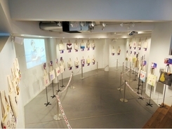 台湾の著名人がアートワークを施したトート作品の展覧会
