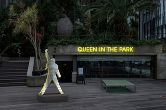 銀座に伝説のロックバンド「QUEEN」の音楽を“体感する”遊び場が登場！