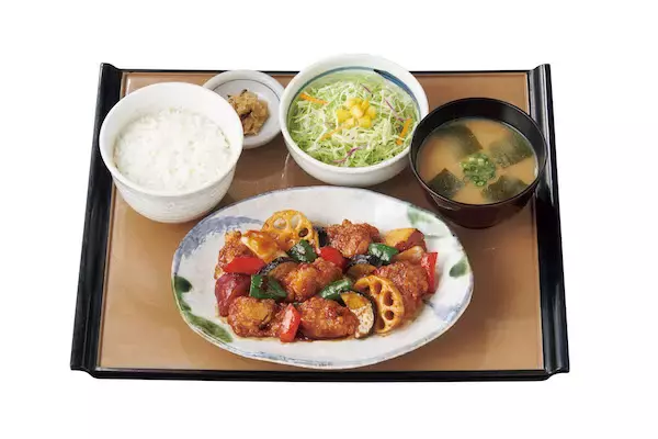 １/３日分の野菜が摂れる！「やよい軒」が“彩野菜と鶏の黒酢あん定食”を発売