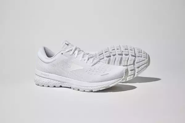 大人気「Ghost」シリーズから日本限定“ホワイト”ランニングシューズ登場