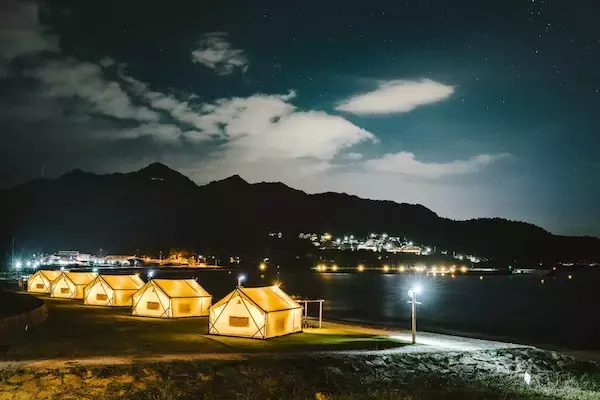 冬の海辺を満喫！グランピング&カフェ「ブルービーチ那智」好評につき営業延長