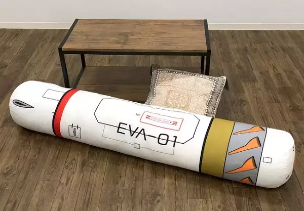 「長さ約140cm！エヴァンゲリオンの「エントリープラグ型クッション」登場」の画像