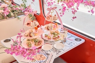 アフタヌーンティーバスとジャンポール・ゴルチエ氏の半生を描くミュージカルがコラボ