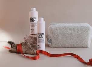 AUTHENTIC BEAUTY CONCEPT、髪質で選ぶケアセット限定発売。Peggy Gou氏コラボポーチも