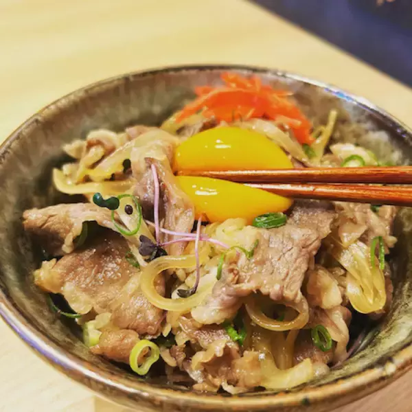 【東京都墨田区】平日ランチ限定！「錦糸町焼肉 才色兼備」から普通じゃない牛丼「黒毛和牛丼」登場