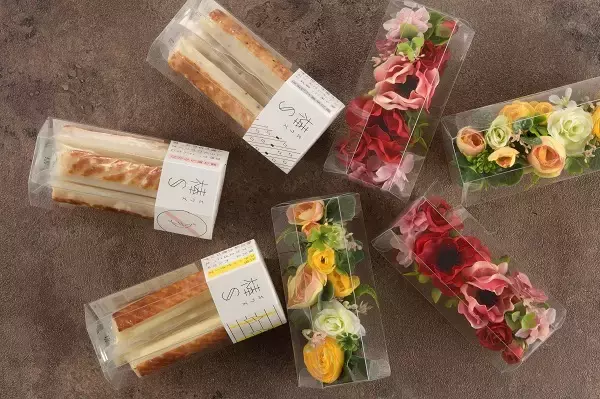 富山・河内屋のスティック蒲鉾と枯れない花がセットになった「母の日ギフト」が登場！