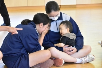 【千葉県東庄町】東庄中学校で、3年生が乳幼児とふれあう体験学習を実施。子育てについて考える機会に