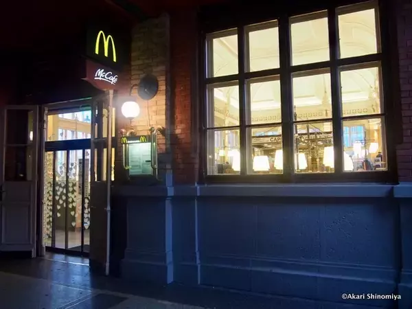 「これは豪華すぎる！ブダペスト西駅の「世界一美しいマクドナルド」」の画像