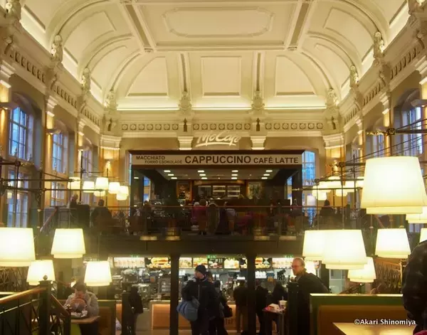 「これは豪華すぎる！ブダペスト西駅の「世界一美しいマクドナルド」」の画像