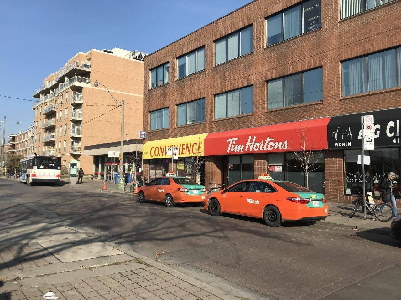 カナダで有名なドーナツチェーン店 Tim Hortons