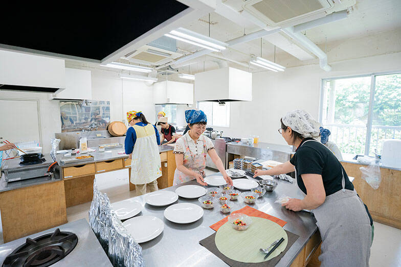 知的障がい者支援施設の中にある大人気の森のレストラン、常連「マニュアル的じゃないのがいい」。地域共生で福祉の常識変える鹿児島「しょうぶ学園」が素敵すぎる