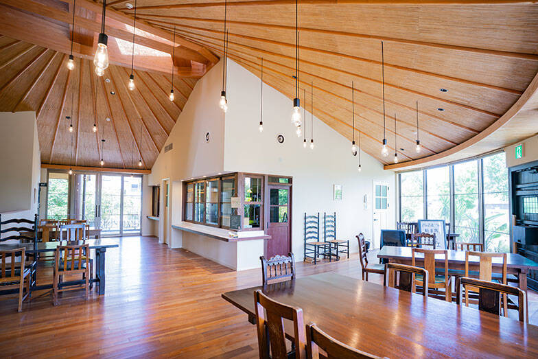 知的障がい者支援施設の中にある大人気の森のレストラン、常連「マニュアル的じゃないのがいい」。地域共生で福祉の常識変える鹿児島「しょうぶ学園」が素敵すぎる