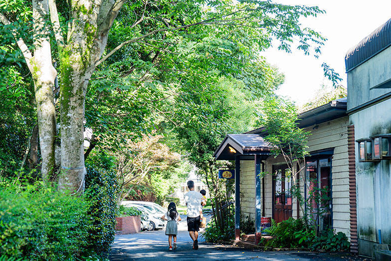 知的障がい者支援施設の中にある大人気の森のレストラン、常連「マニュアル的じゃないのがいい」。地域共生で福祉の常識変える鹿児島「しょうぶ学園」が素敵すぎる