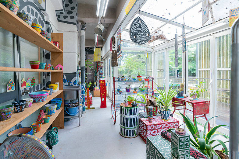 知的障がい者支援施設の中にある大人気の森のレストラン、常連「マニュアル的じゃないのがいい」。地域共生で福祉の常識変える鹿児島「しょうぶ学園」が素敵すぎる