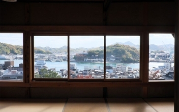 「ひろしま国際建築祭2025」初開催で20万人が熱狂。尾道・福山で巡る安藤忠雄、坂 茂ら建築界レジェンドの展示の数々【建築ライターがレポート】