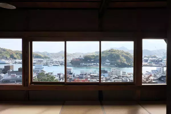 「「ひろしま国際建築祭2025」初開催で20万人が熱狂。尾道・福山で巡る安藤忠雄、坂 茂ら建築界レジェンドの展示の数々【建築ライターがレポート】」の画像