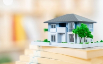 【フラット35】の最新利用調査では、中古住宅での利用割合が増加！新築と中古の年収倍率に大きな開きも