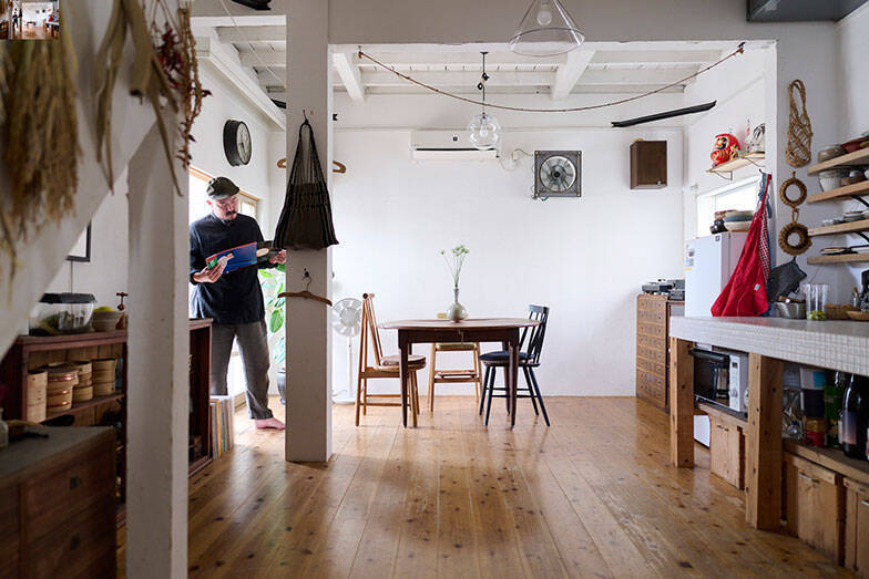 【空き家再生して住む】祖父母の家を20代が住みながらDIY、絶景古民家を148万円で購入…etc. 予算をおさえて理想の家を育てるという選択肢　書籍『空き家で暮らす』インタビュー