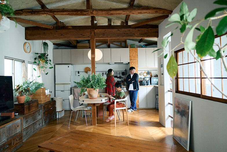【空き家再生して住む】祖父母の家を20代が住みながらDIY、絶景古民家を148万円で購入…etc. 予算をおさえて理想の家を育てるという選択肢　書籍『空き家で暮らす』インタビュー