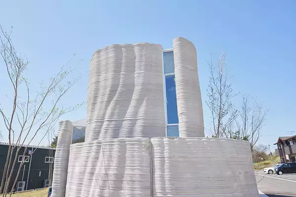 「日本初、2階建て「3Dプリンター住宅」誕生！ 造形はわずか10日、前例なき構造計算や法律の壁をどう突破したか　宮城県栗原市」の画像