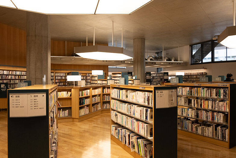 「図書館に市民から感謝メール」の理由。仕事、読書、お喋り、過ごし方は自由自在、個性派「垂水図書館」の凄み　神戸市