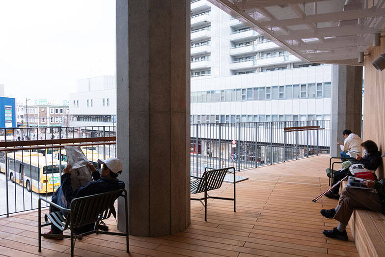 「図書館に市民から感謝メール」の理由。仕事、読書、お喋り、過ごし方は自由自在、個性派「垂水図書館」の凄み　神戸市