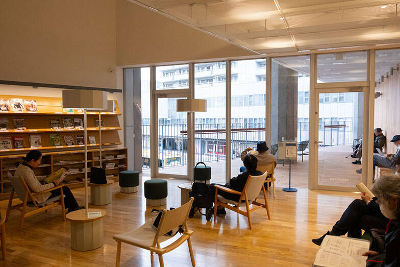 「図書館に市民から感謝メール」の理由。仕事、読書、お喋り、過ごし方は自由自在、個性派「垂水図書館」の凄み　神戸市