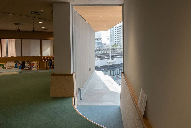 「図書館に市民から感謝メール」の理由。仕事、読書、お喋り、過ごし方は自由自在、個性派「垂水図書館」の凄み　神戸市