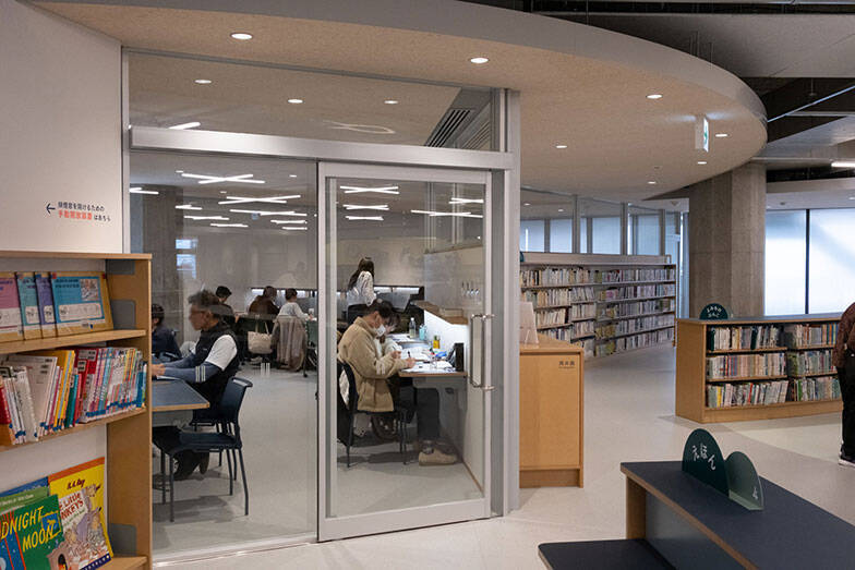 「図書館に市民から感謝メール」の理由。仕事、読書、お喋り、過ごし方は自由自在、個性派「垂水図書館」の凄み　神戸市