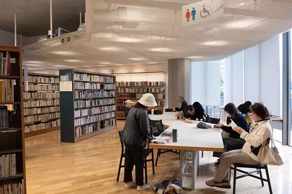 「「図書館に市民から感謝メール」の理由。仕事、読書、お喋り、過ごし方は自由自在、個性派「垂水図書館」の凄み　神戸市」の画像