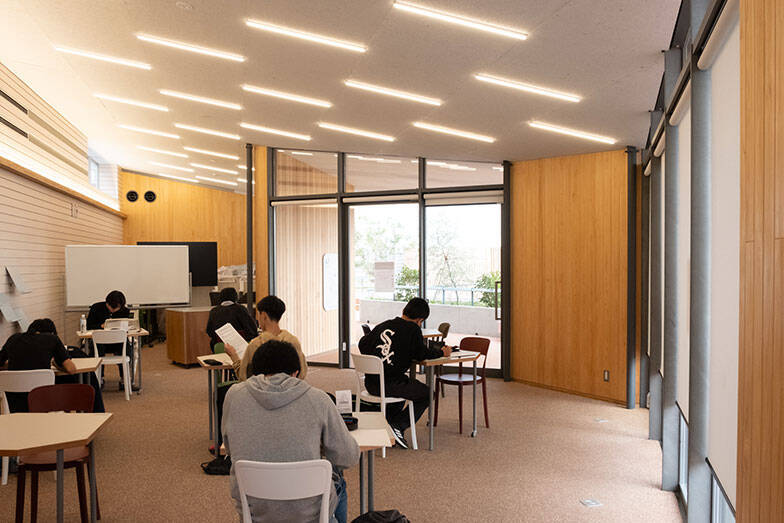 「図書館に市民から感謝メール」の理由。仕事、読書、お喋り、過ごし方は自由自在、個性派「垂水図書館」の凄み　神戸市