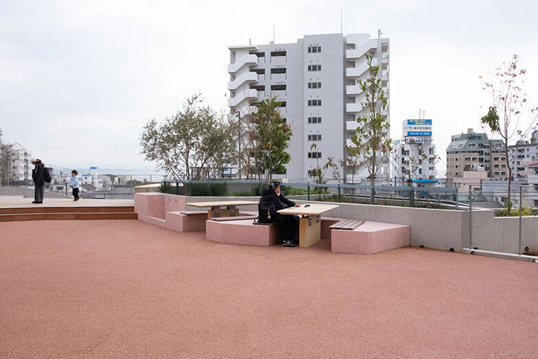 「図書館に市民から感謝メール」の理由。仕事、読書、お喋り、過ごし方は自由自在、個性派「垂水図書館」の凄み　神戸市