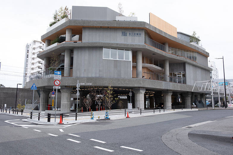 「図書館に市民から感謝メール」の理由。仕事、読書、お喋り、過ごし方は自由自在、個性派「垂水図書館」の凄み　神戸市