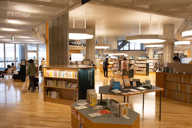 「図書館に市民から感謝メール」の理由。仕事、読書、お喋り、過ごし方は自由自在、個性派「垂水図書館」の凄み　神戸市