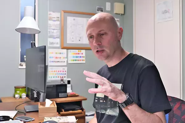 「新海誠スタジオ出身の画家が描く、失われゆく日本の風景。ポーランドから移住し見つけた”日本の街、東京の魅力”とは　マテウシュ・ウルバノヴィチさん」の画像