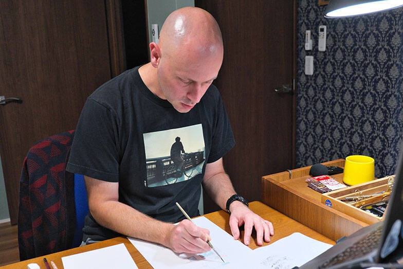 新海誠スタジオ出身の画家が描く、失われゆく日本の風景。ポーランドから移住し見つけた”日本の街、東京の魅力”とは　マテウシュ・ウルバノヴィチさん