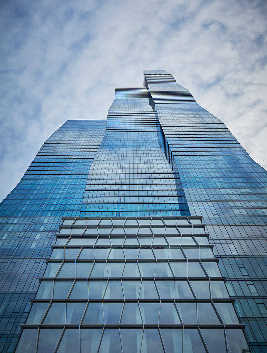 世界の名建築を訪ねて。外壁の緩やかな起伏が独創的な三連結タワー「セント・リジス・シカゴ（The St. Regis Chicago）」／アメリカ