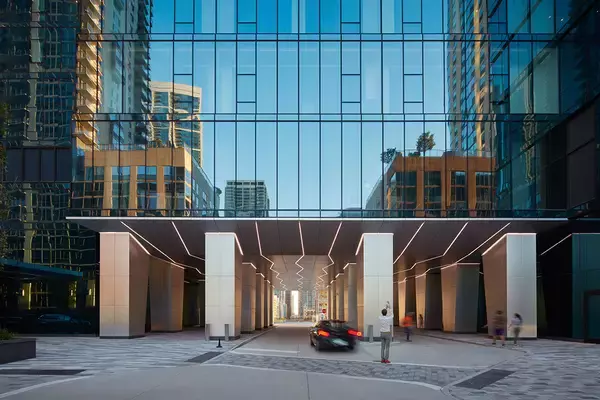 「世界の名建築を訪ねて。外壁の緩やかな起伏が独創的な三連結タワー「セント・リジス・シカゴ（The St. Regis Chicago）」／アメリカ」の画像