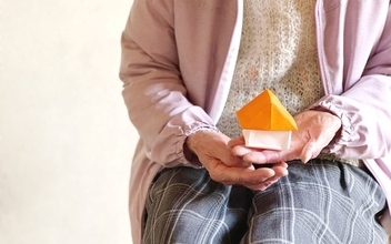 大阪・西成の不動産会社が挑む「高齢者の入居拒否」解消。 孤独死・認知症リスクを支える”死後事務サービス”の実力