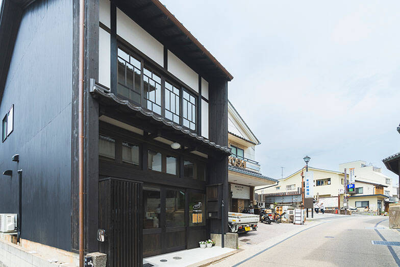 30代子育て夫妻の移住。東京から広島の港町・鞆の浦へ。空き家長屋をリノベし「まちに開く暮らし」始めた理由