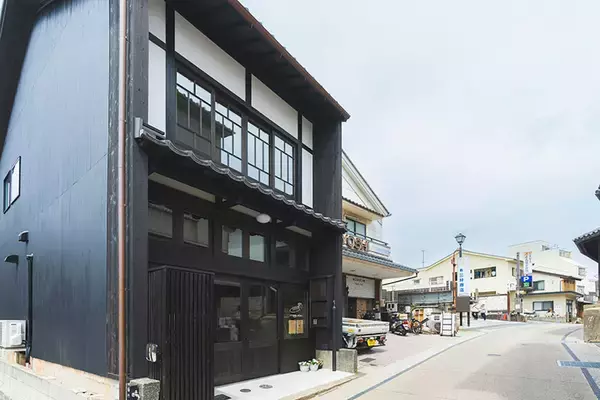 「30代子育て夫妻の移住。東京から広島の港町・鞆の浦へ。空き家長屋をリノベし「まちに開く暮らし」始めた理由」の画像