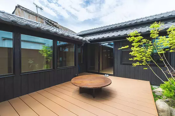 「30代子育て夫妻の移住。東京から広島の港町・鞆の浦へ。空き家長屋をリノベし「まちに開く暮らし」始めた理由」の画像