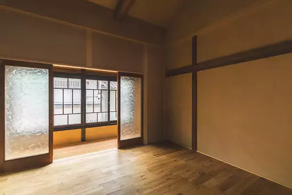 「30代子育て夫妻の移住。東京から広島の港町・鞆の浦へ。空き家長屋をリノベし「まちに開く暮らし」始めた理由」の画像