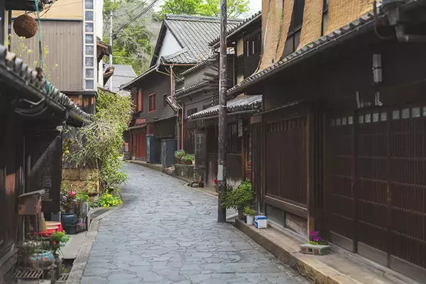 「30代子育て夫妻の移住。東京から広島の港町・鞆の浦へ。空き家長屋をリノベし「まちに開く暮らし」始めた理由」の画像