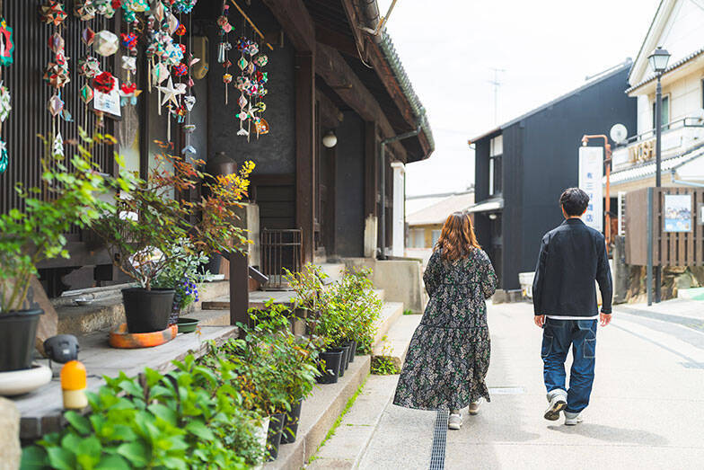 30代子育て夫妻の移住。東京から広島の港町・鞆の浦へ。空き家長屋をリノベし「まちに開く暮らし」始めた理由