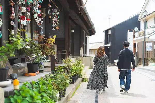 「30代子育て夫妻の移住。東京から広島の港町・鞆の浦へ。空き家長屋をリノベし「まちに開く暮らし」始めた理由」の画像