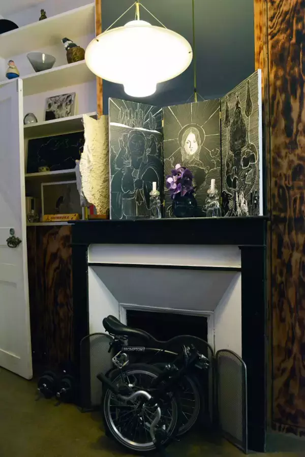 「パリの暮らしとインテリア[13] アーティスト河原シンスケさんが暮らす、狭カッコいいアパルトマン」の画像