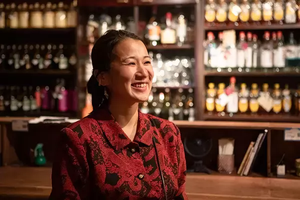 「一橋大卒24歳女子、スナックのママになる。若者も女性も楽しめる「街の社交場」に、全国展開も視野　「スナック水中」東京都国立市」の画像