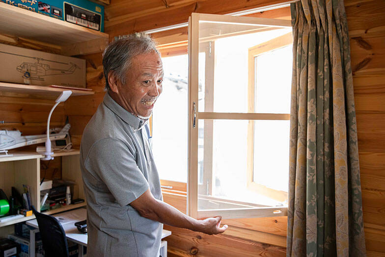 70代男性のお手製ミニログハウス「多目的な趣味の部屋が欲しかった」。カラオケにラジコン…。250万円でつくった家から10秒の”男の隠れ家”にお邪魔します